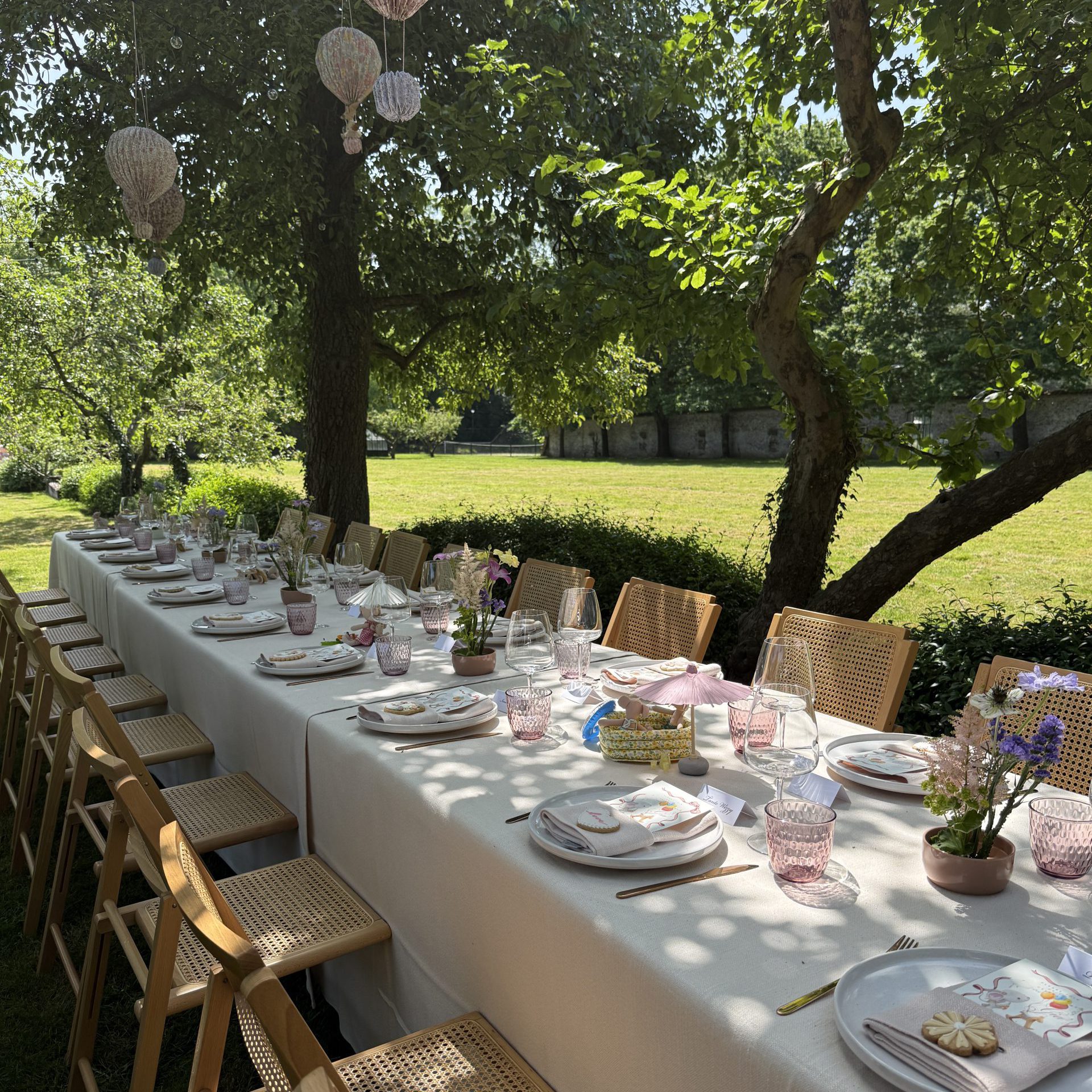 Lange tafel voor eerste verjaardagsfeest met als thema muizen, georganiseerd door VeVents in Lievegem