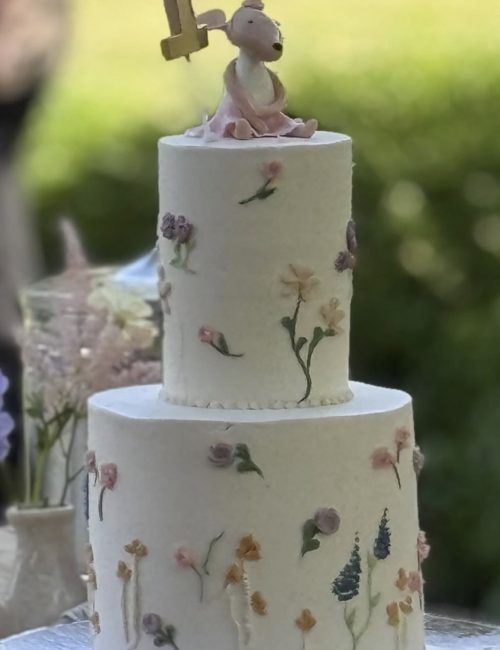 Witte verjaardagstaart versierd met muizenfiguurtjes en pastelbloemen, muizenthema eerste verjaardagsfeest — VeVents
