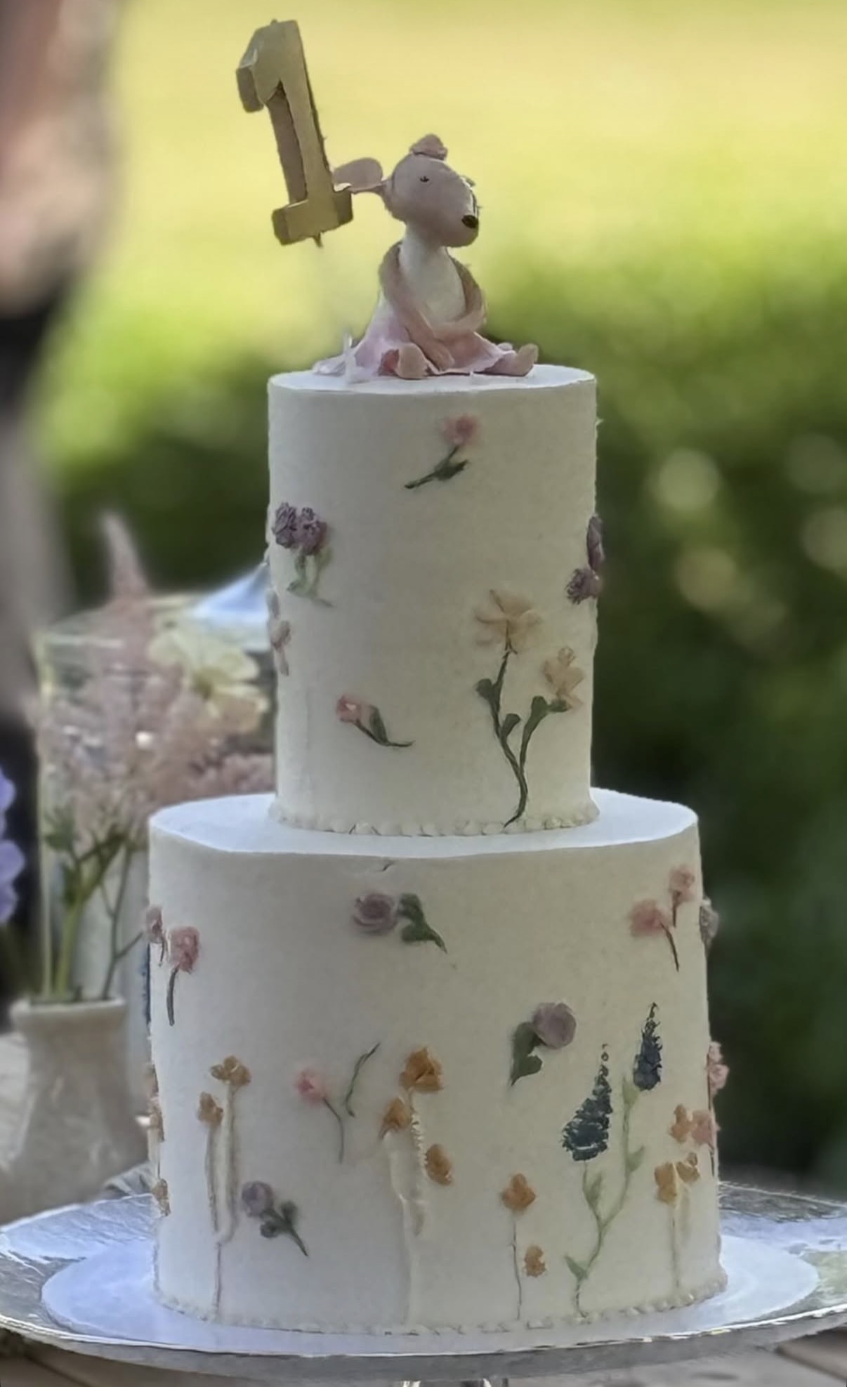 Witte verjaardagstaart versierd met muizenfiguurtjes en pastelbloemen, muizenthema eerste verjaardagsfeest — VeVents