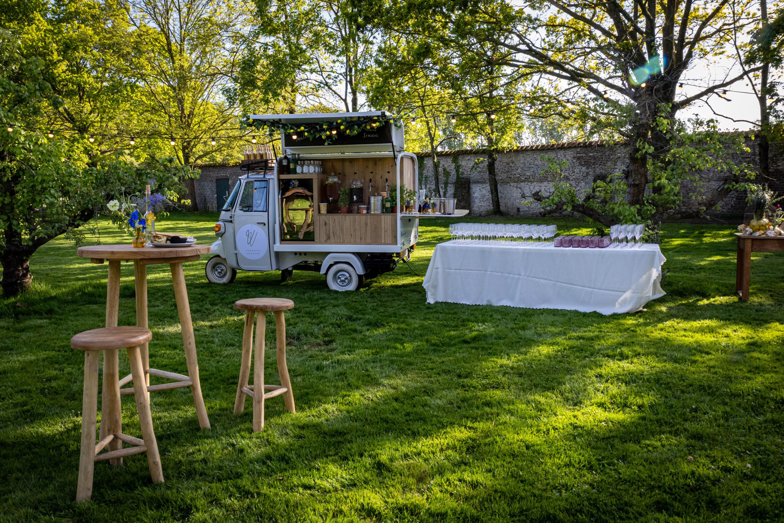 VeVents Piaggio-bar opgesteld in de tuin bij zonsondergang, bedankingsfeest golden crew Rijvers Festival