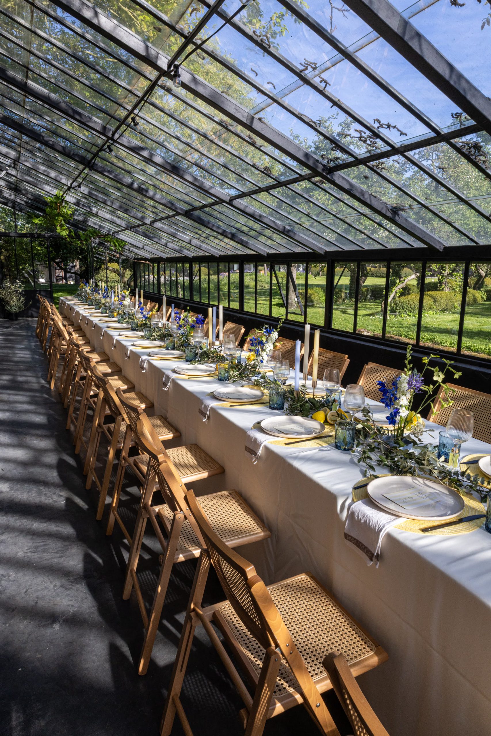 Gedekte tuintafel in serre, Amalfi-thema bedankingsfeest golden crew Rijvers Festival — VeVents