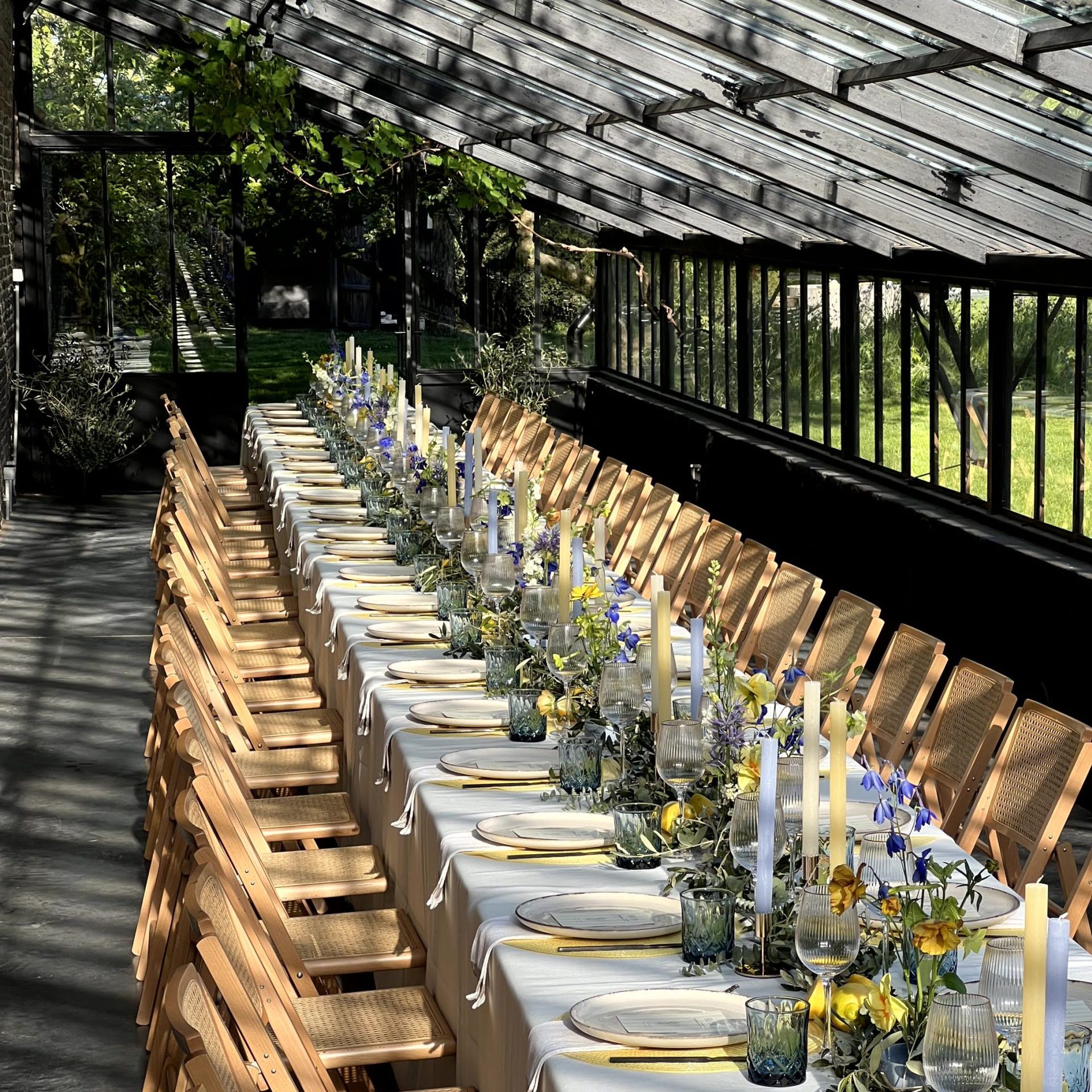 Lange tafel met Amalfi/citroenthema gedekt voor bedankingsfeest Rijvers Festival in Lievegem, georganiseerd door VeVents