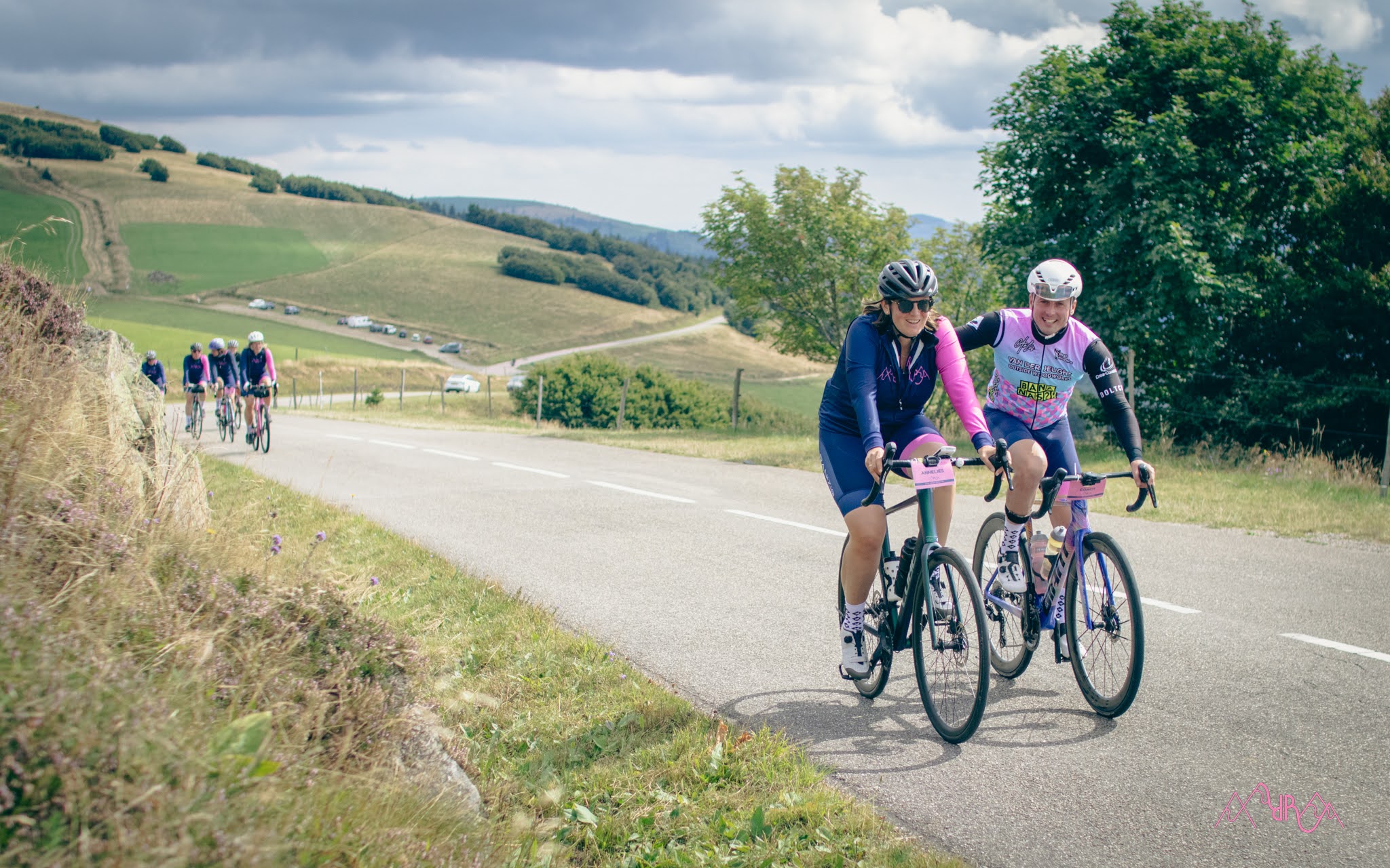 Coach Louis geeft een van de deelnemers van Ruthie's Route een duwtje in de rug, onderweg naar de Grand Ballon — VeVents