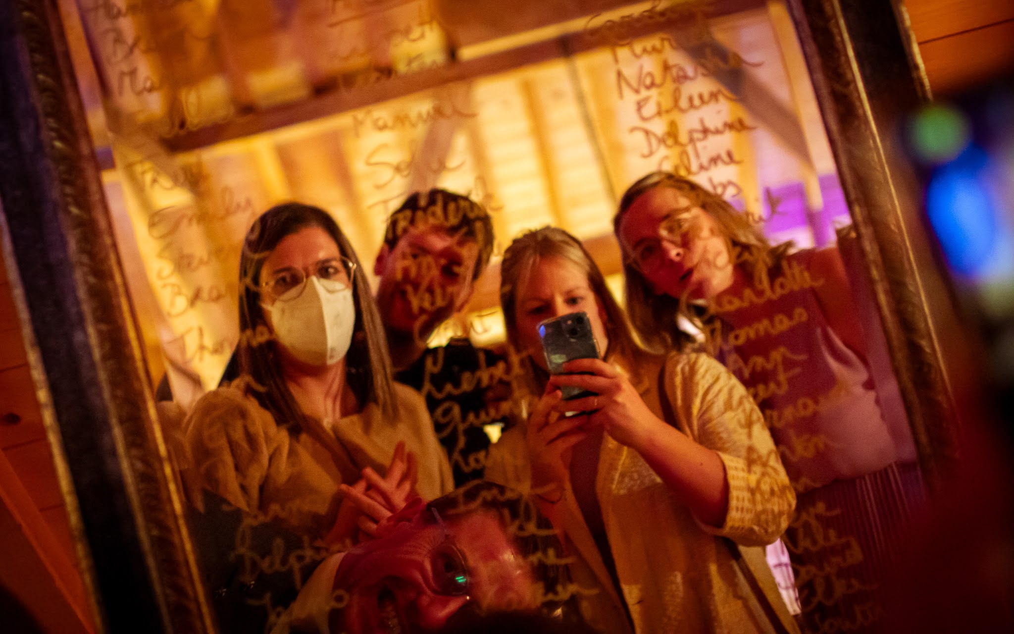 IMG_0465 Photobooth-moment: spiegel met tafelschikking, dubbelfeest 40 en 70 jaar — VeVents