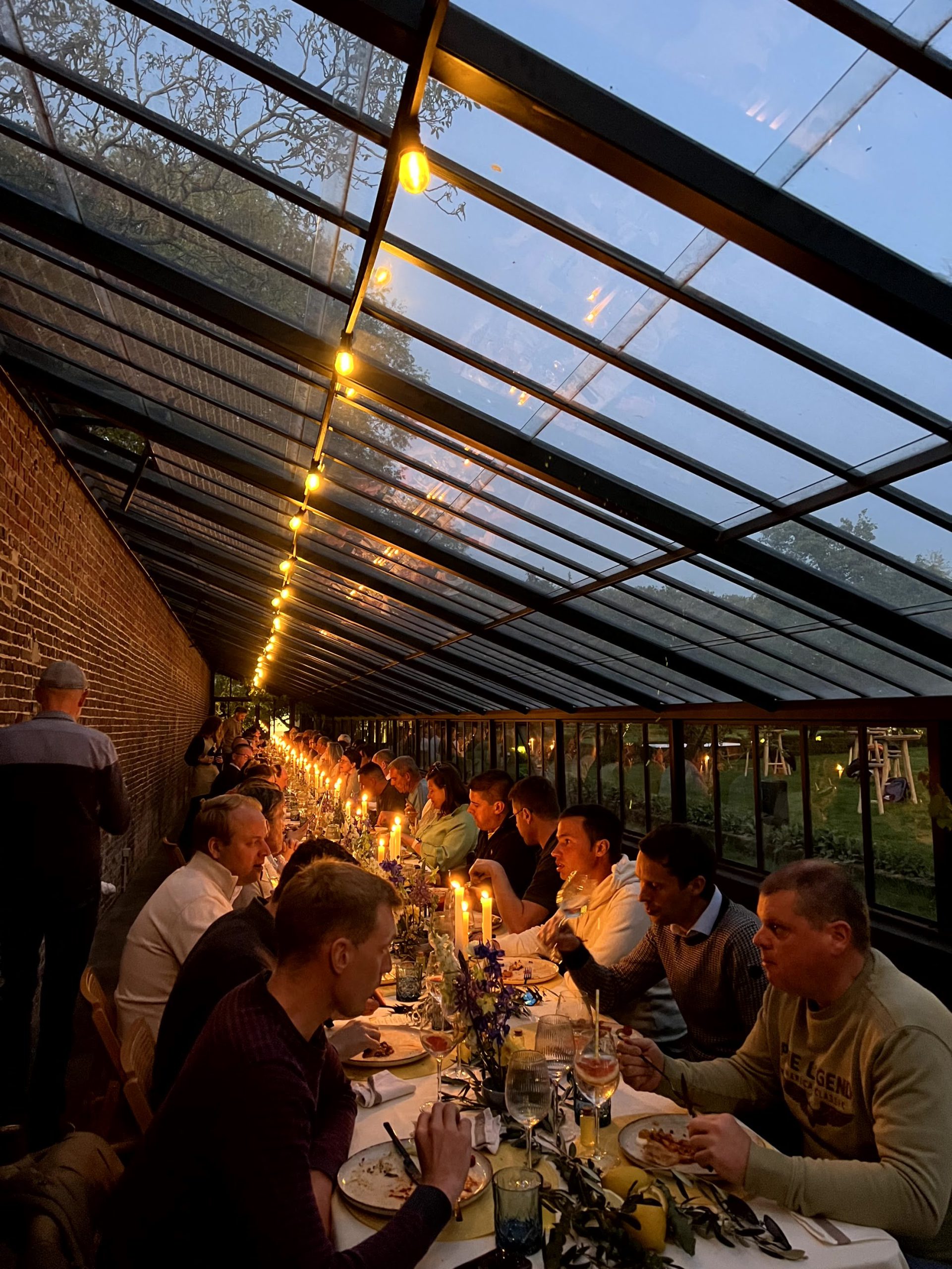 Gasten aan tafel in de serre bij valavond, bedankingsfeest golden crew Rijvers Festival — VeVents