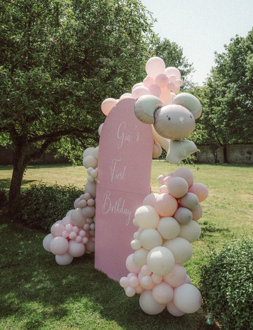 Gia Ballonnenboog met "Gia's First Birthday"-bord, muizenthema eerste verjaardag — VeVents